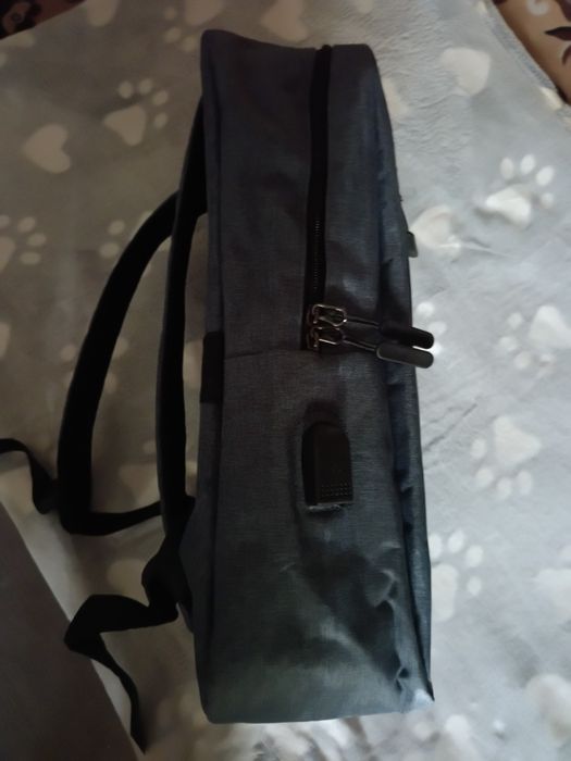 Універсальний рюкзак з міцного тканинного матеріалу.