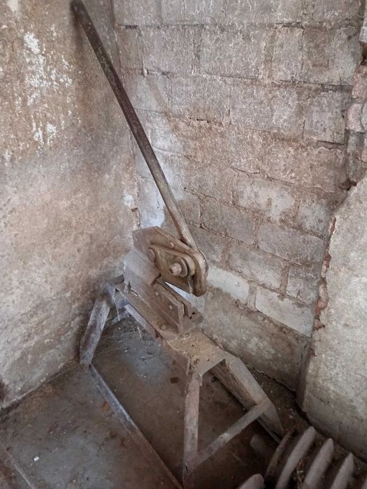 Nożyce do blachy gilotyna na podstawie