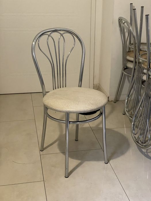 Krzesła metalowe z tapicerowanym siedziskiem – 2 wzory