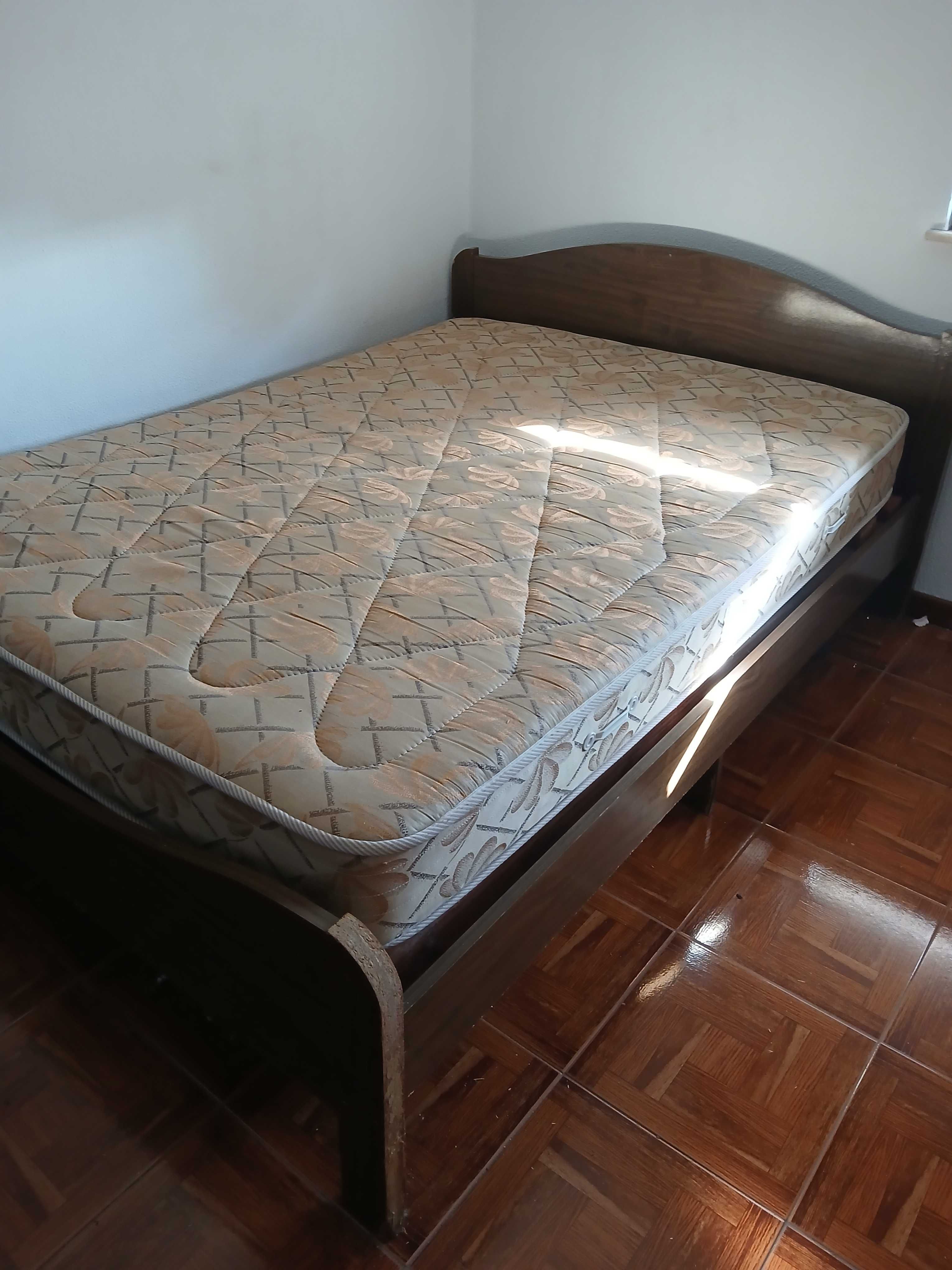 Cama de casal usada