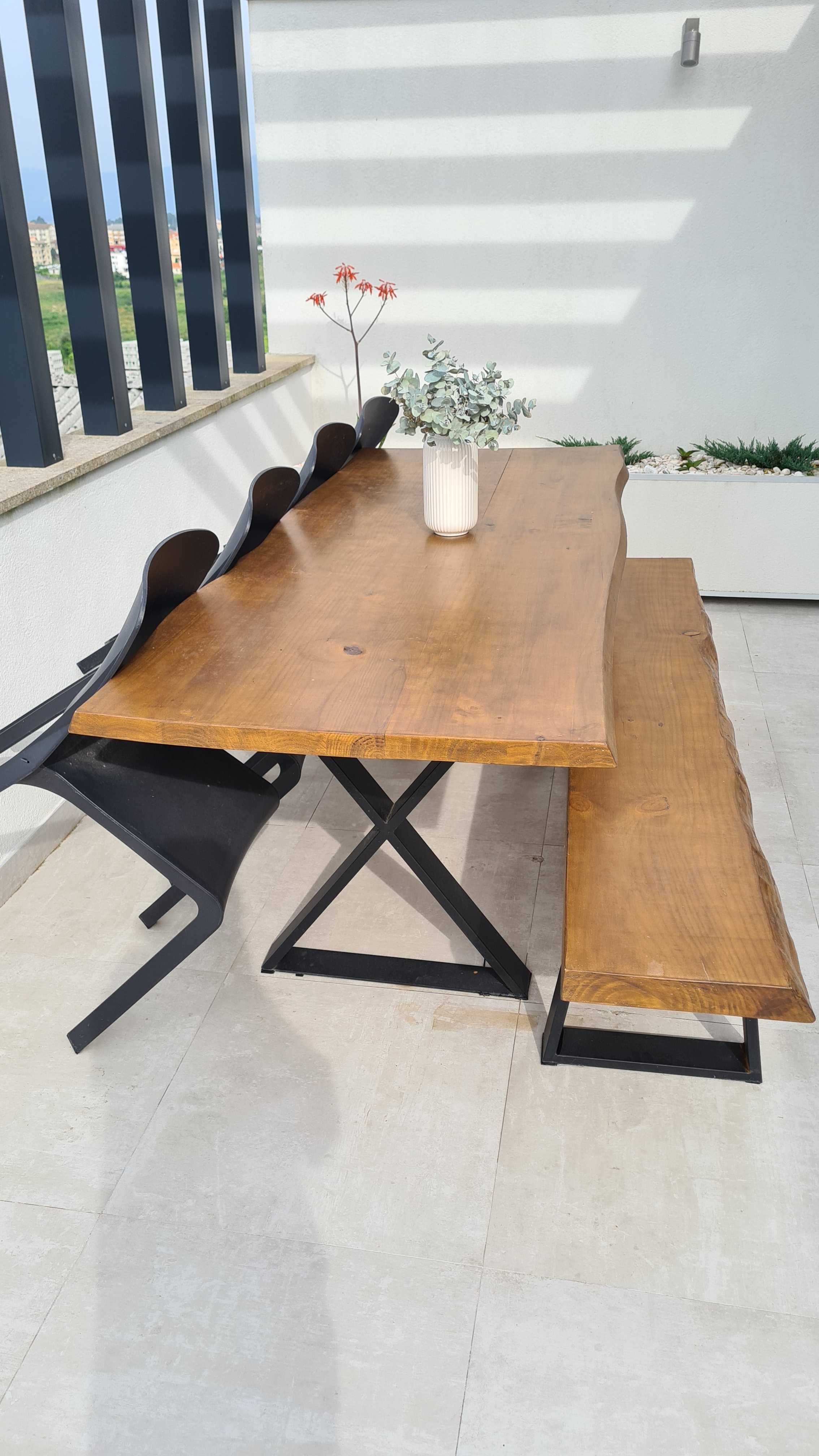 Conjunto: Mesa e banco em madeira, feitos à mão + 4 cadeiras