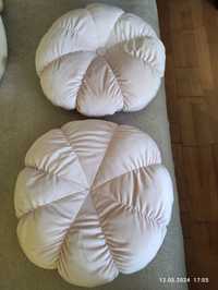 Dwie duże okrągłe poduszki ozdobne