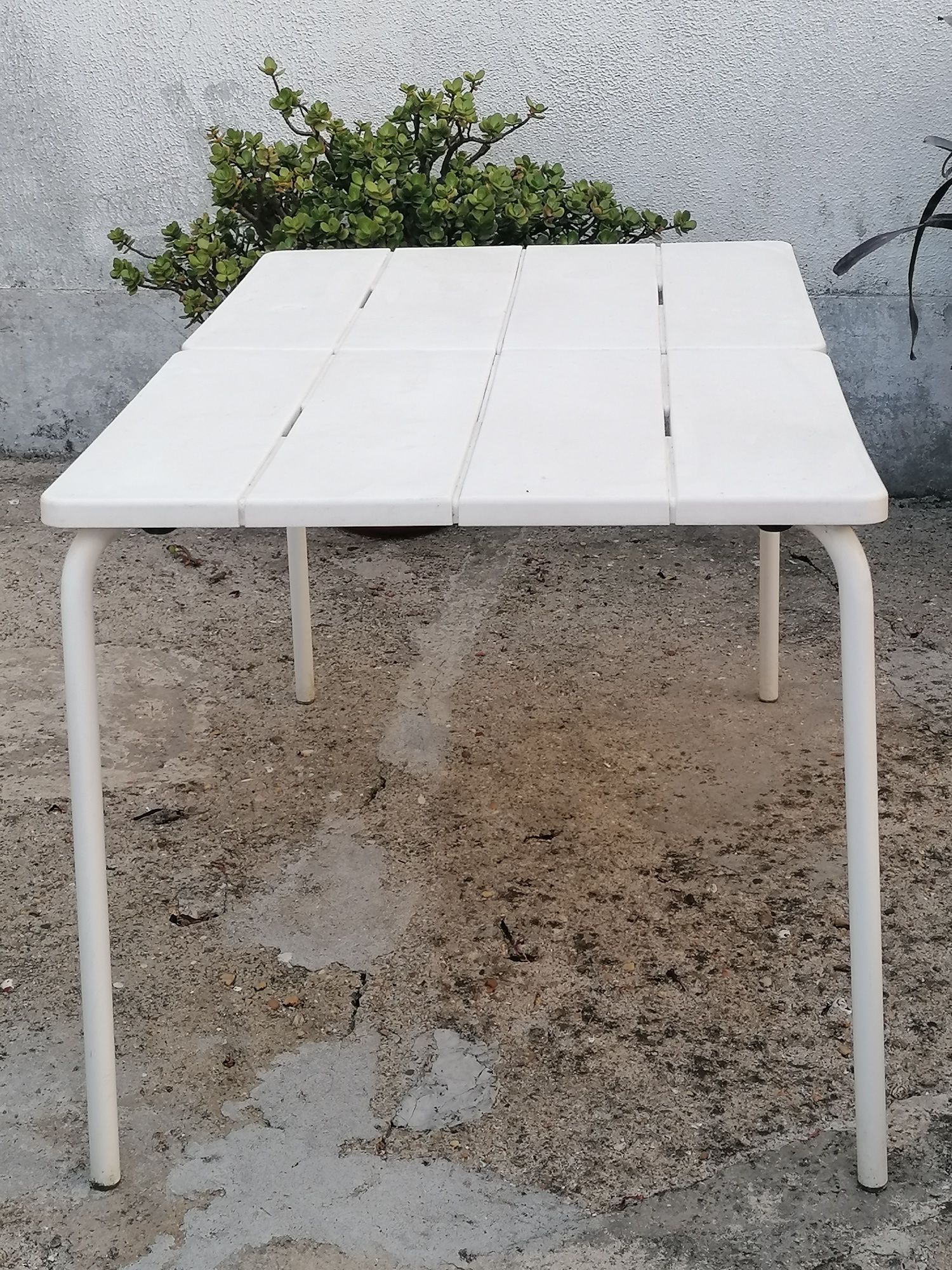 Vendo MESA de JANTAR FORTE p/ interior ou exterior com estrutura metal
