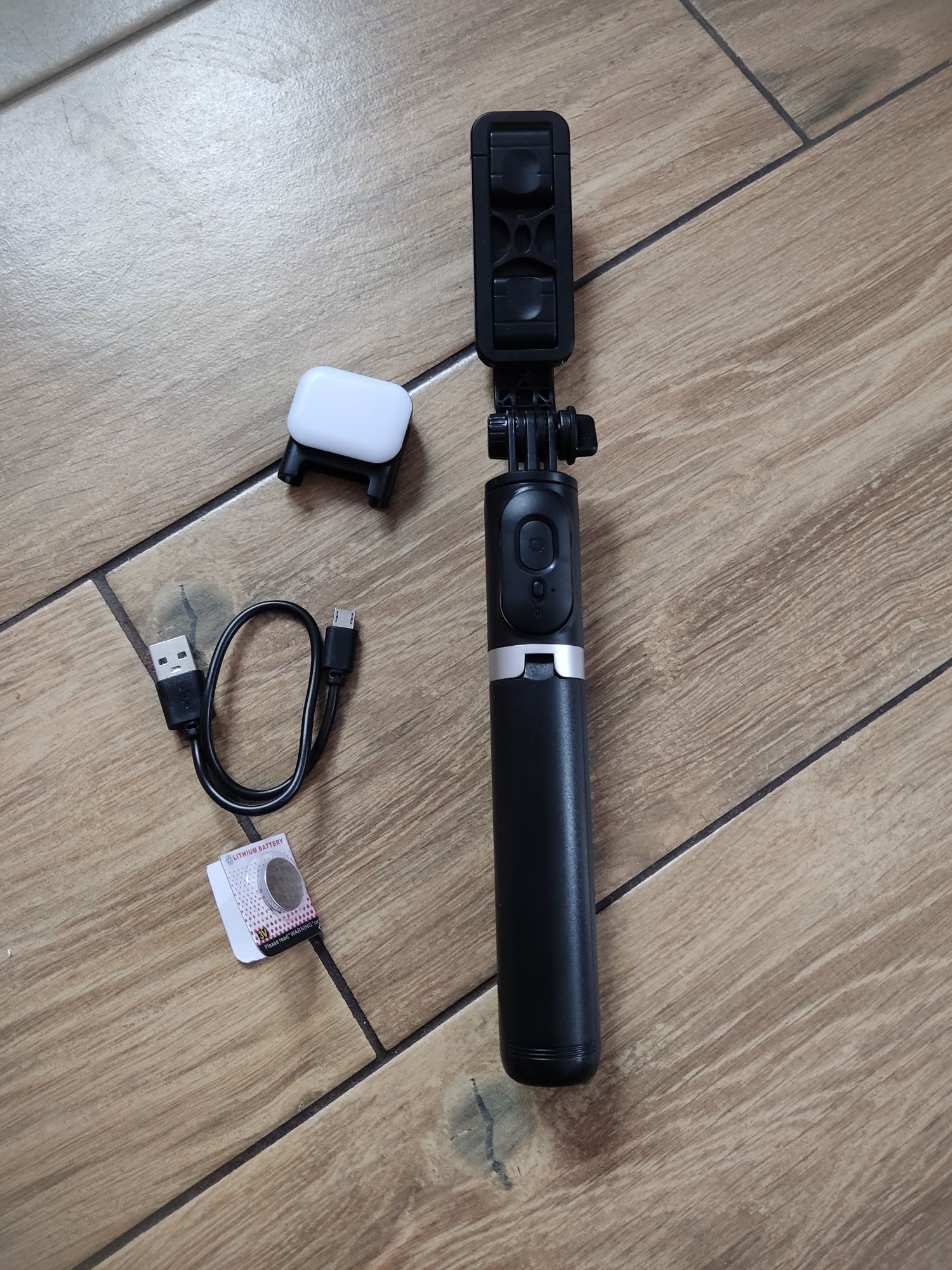 Selfie stick z dodatkową lampą