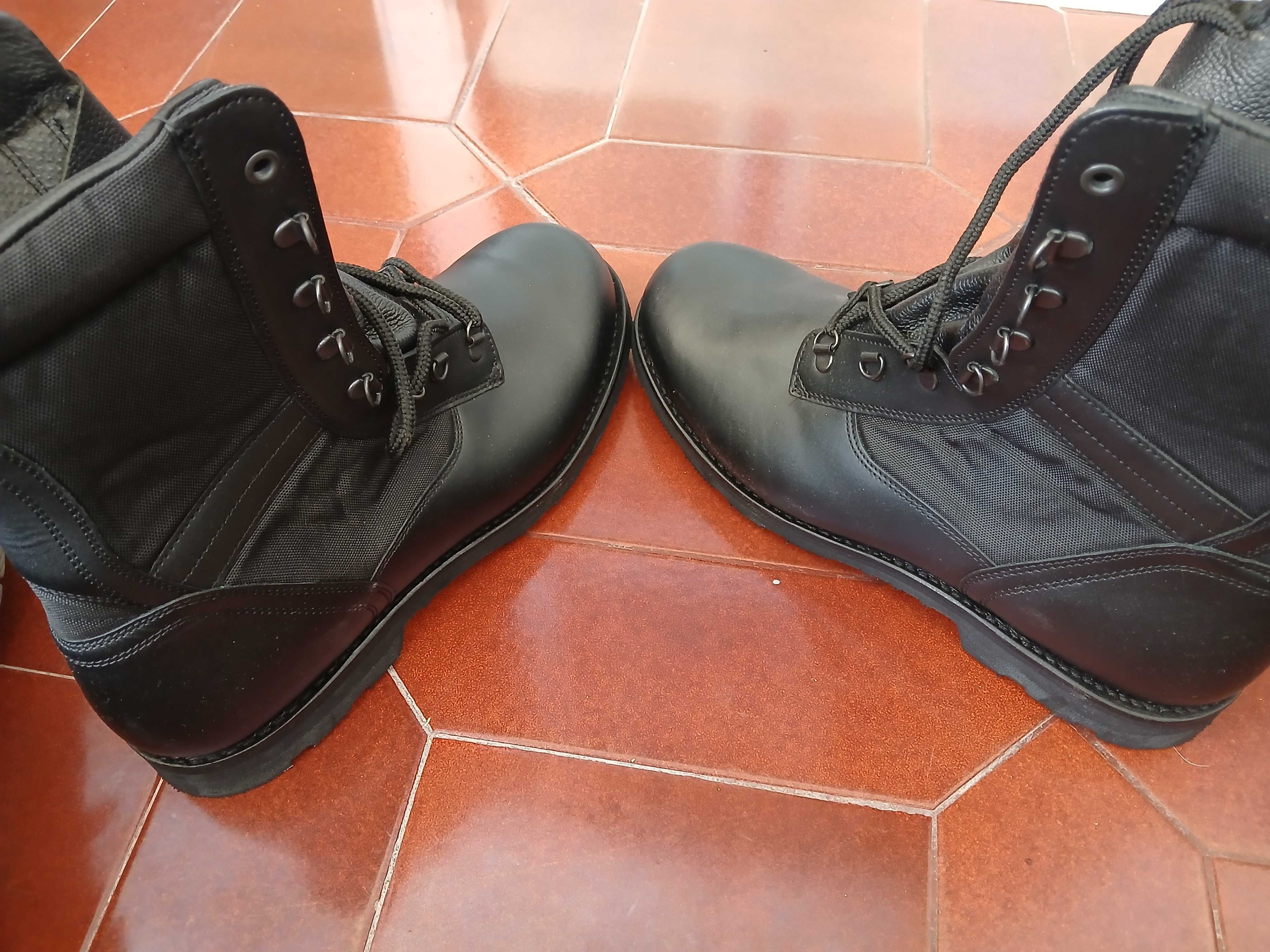 Botas militares (novas) n.°46