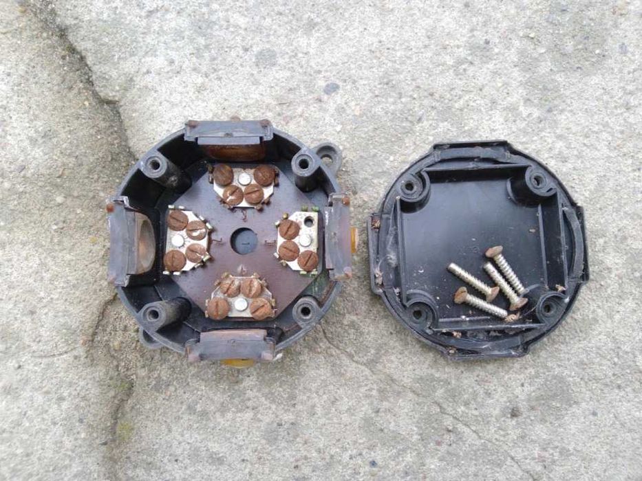 Puszka hermetyczna bakelitowa ebonitowa natynkowa elektryczna PRL