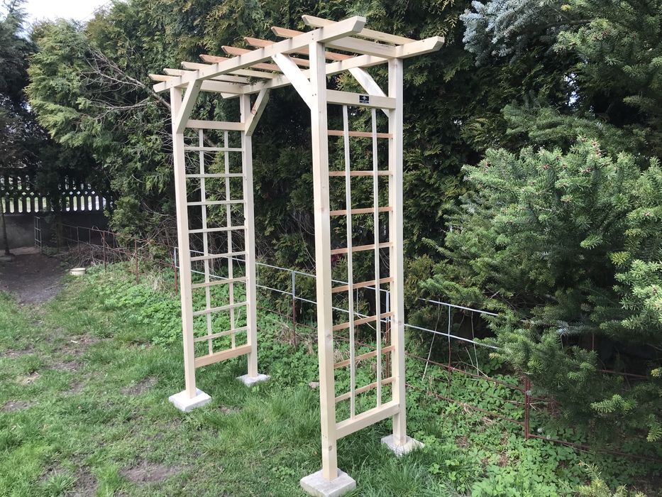 Pergola ogrodowa drewniana przejście kwietnik do pnączy masywna krata