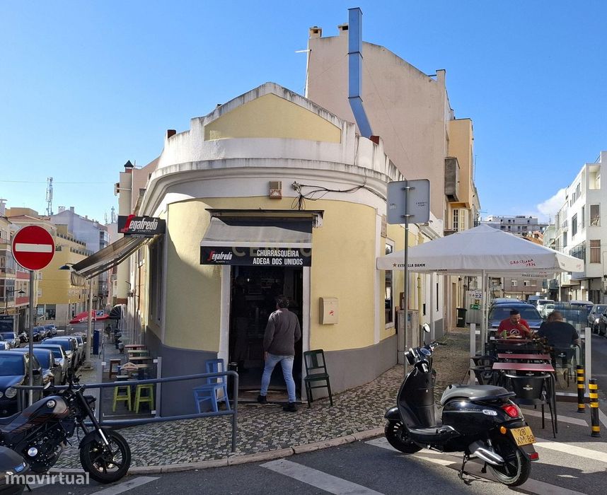Churrasqueira restaurante com duas esplanadas, a funcionar há mais de