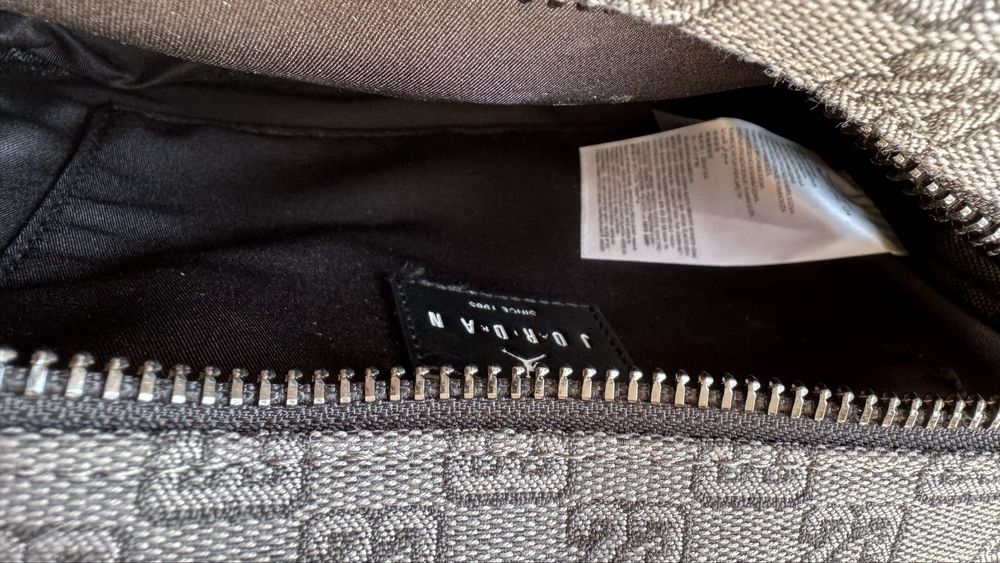 Унісекс сумка через плече Nike Monogram Mini Messenger, сіра