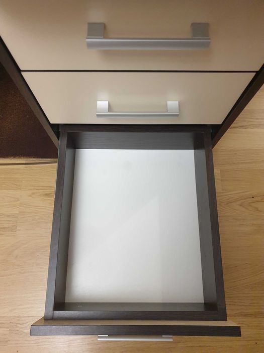 Темний стіл з ламінованої дсп