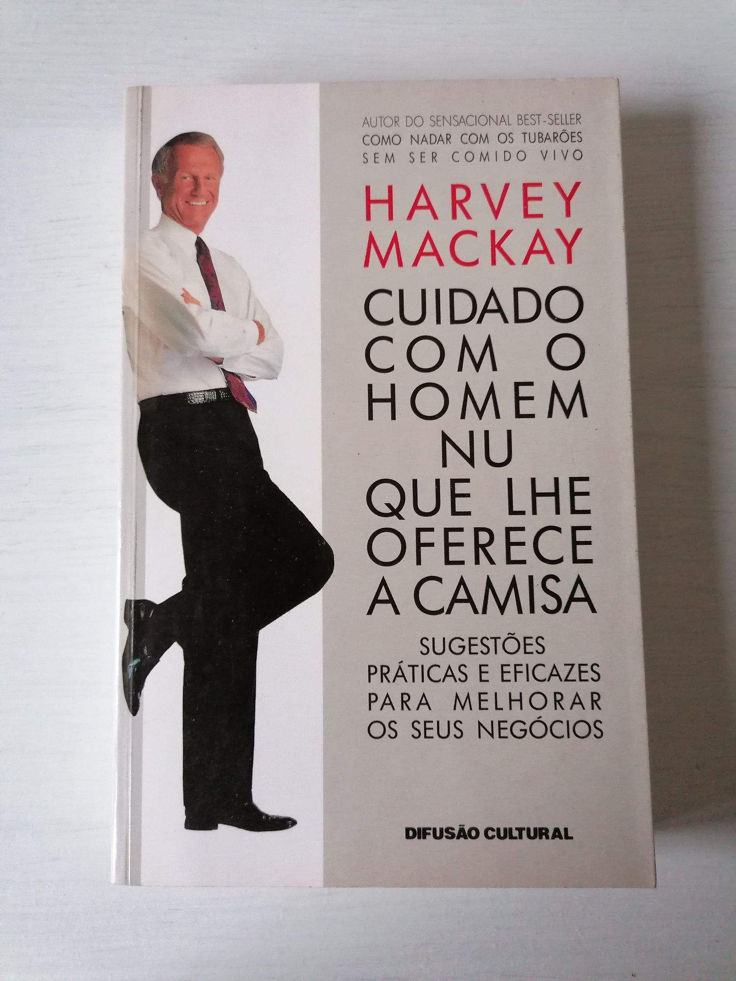 Livro Cuidado com o Homem Nu que lhe oferece a camisa