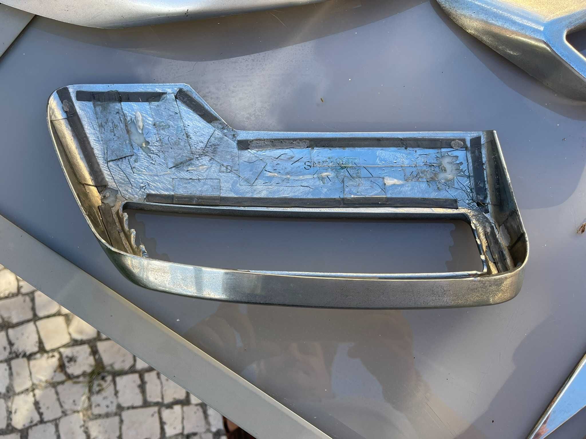 Acessórios cromados para carroçaria Peugeot 3008  bom estado.