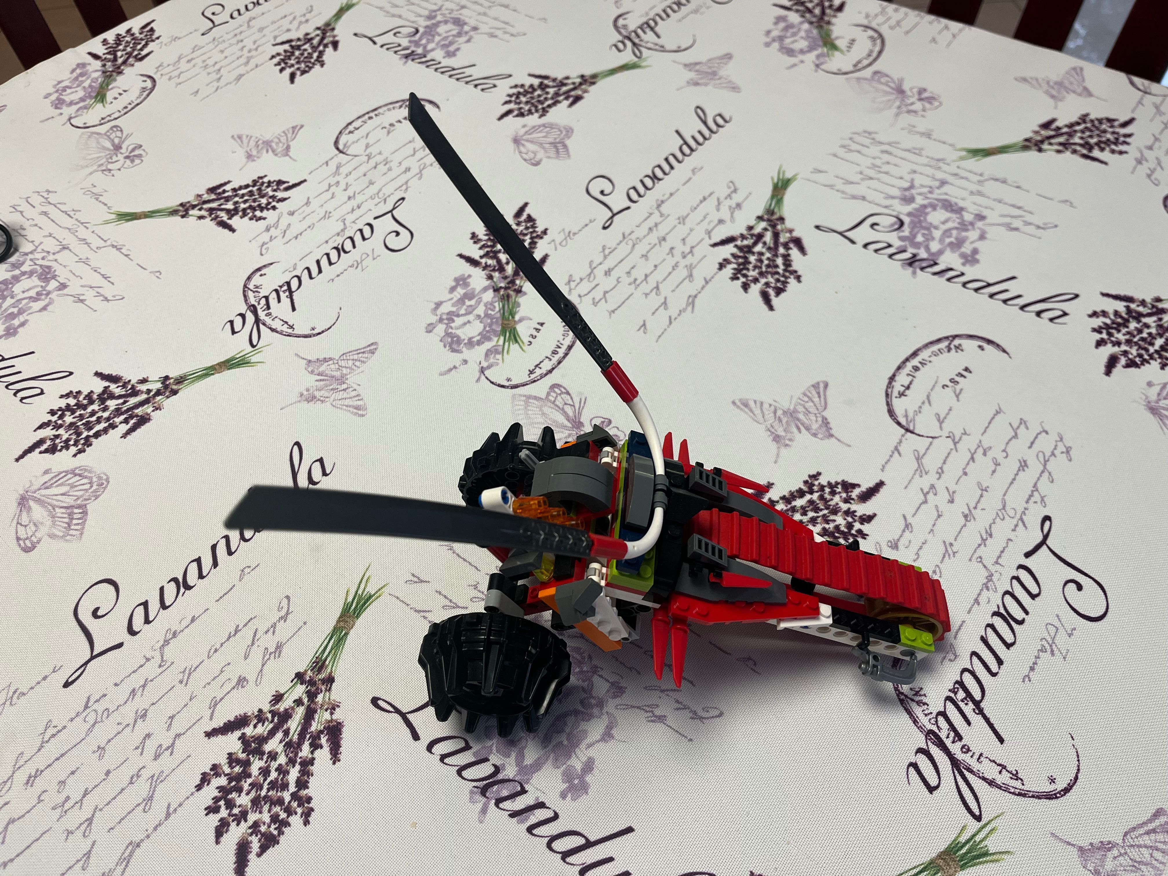 Lego 100 % - Pojazd z Ninjago