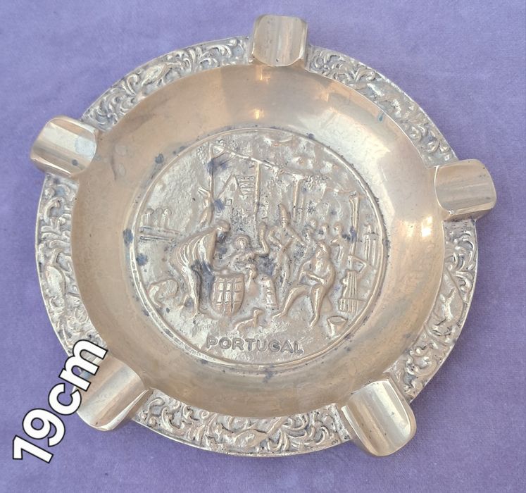 Cinzeiro metal dourado