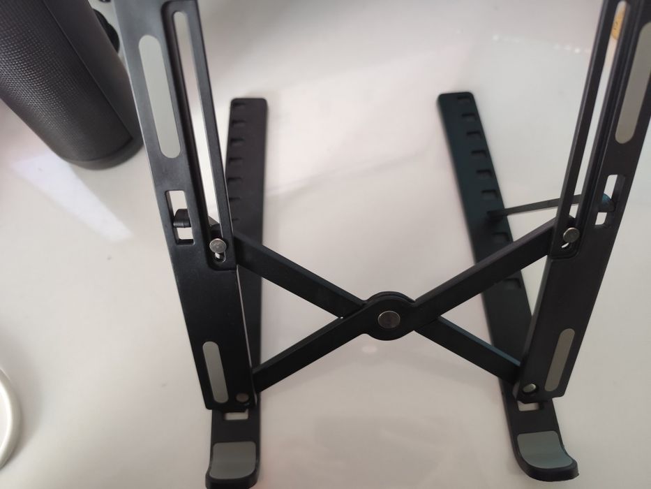 Regulowany stojak na laptopa – jak nowy
