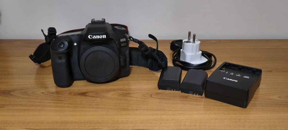 Vendo Canon 80D com carregador e duas baterias