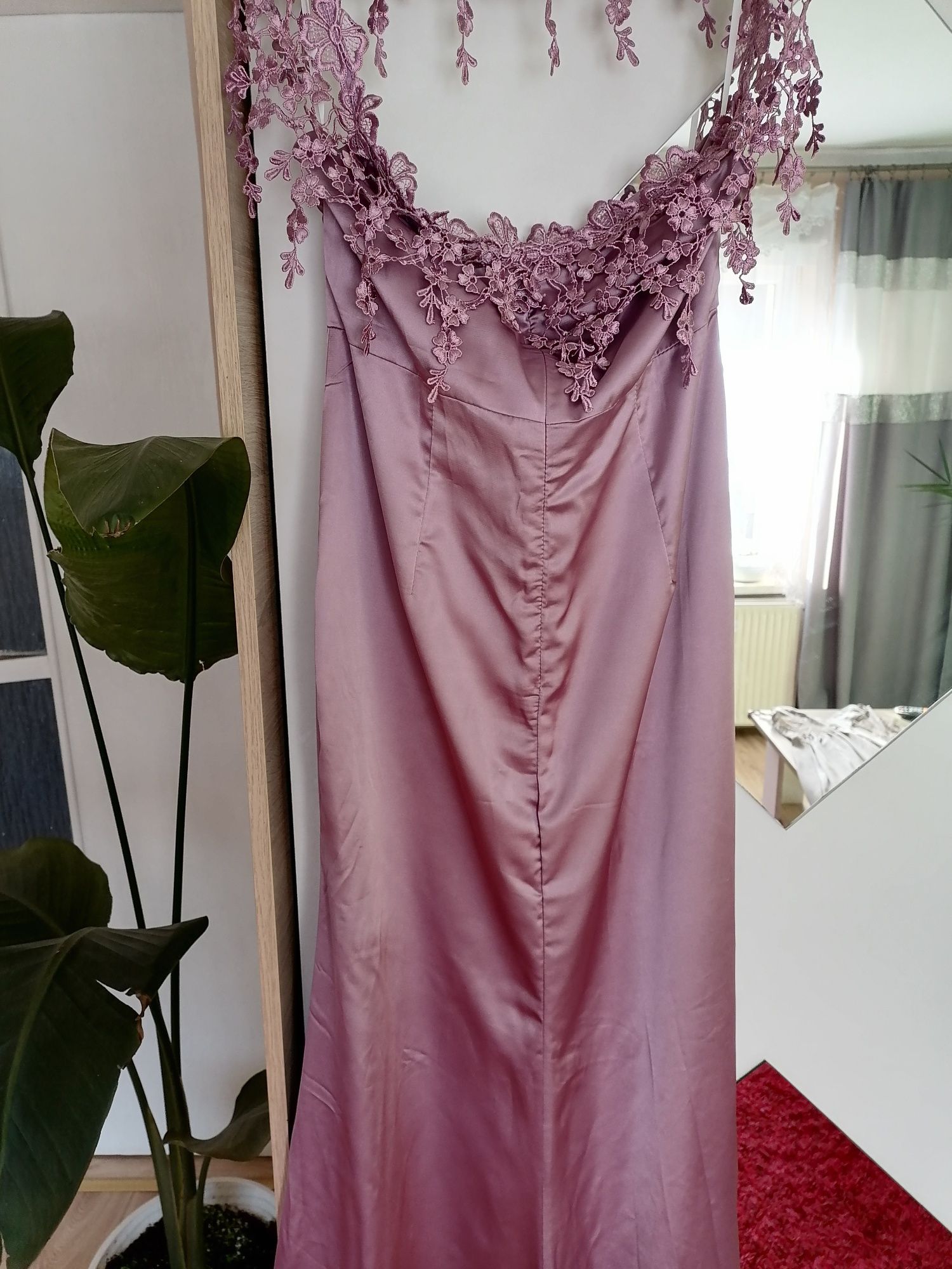 Elegancka długa sukienka wrzosowa gipiura wesele ML