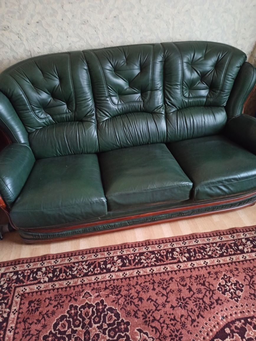 Продам диван и два кресла в отличном состоянии  натуральная кожа