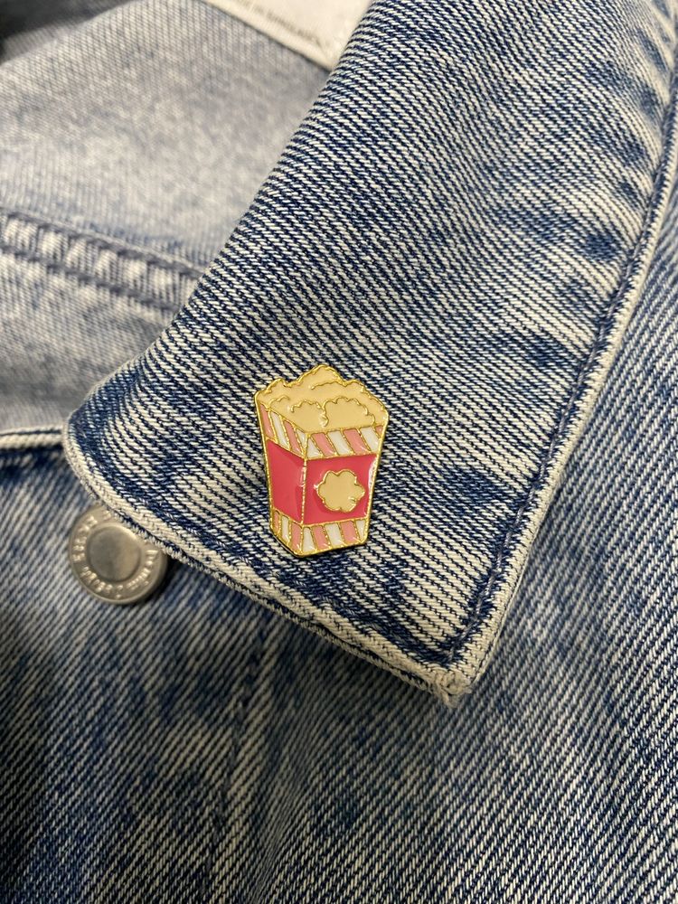Broszka przypinka jedzenie popcorn