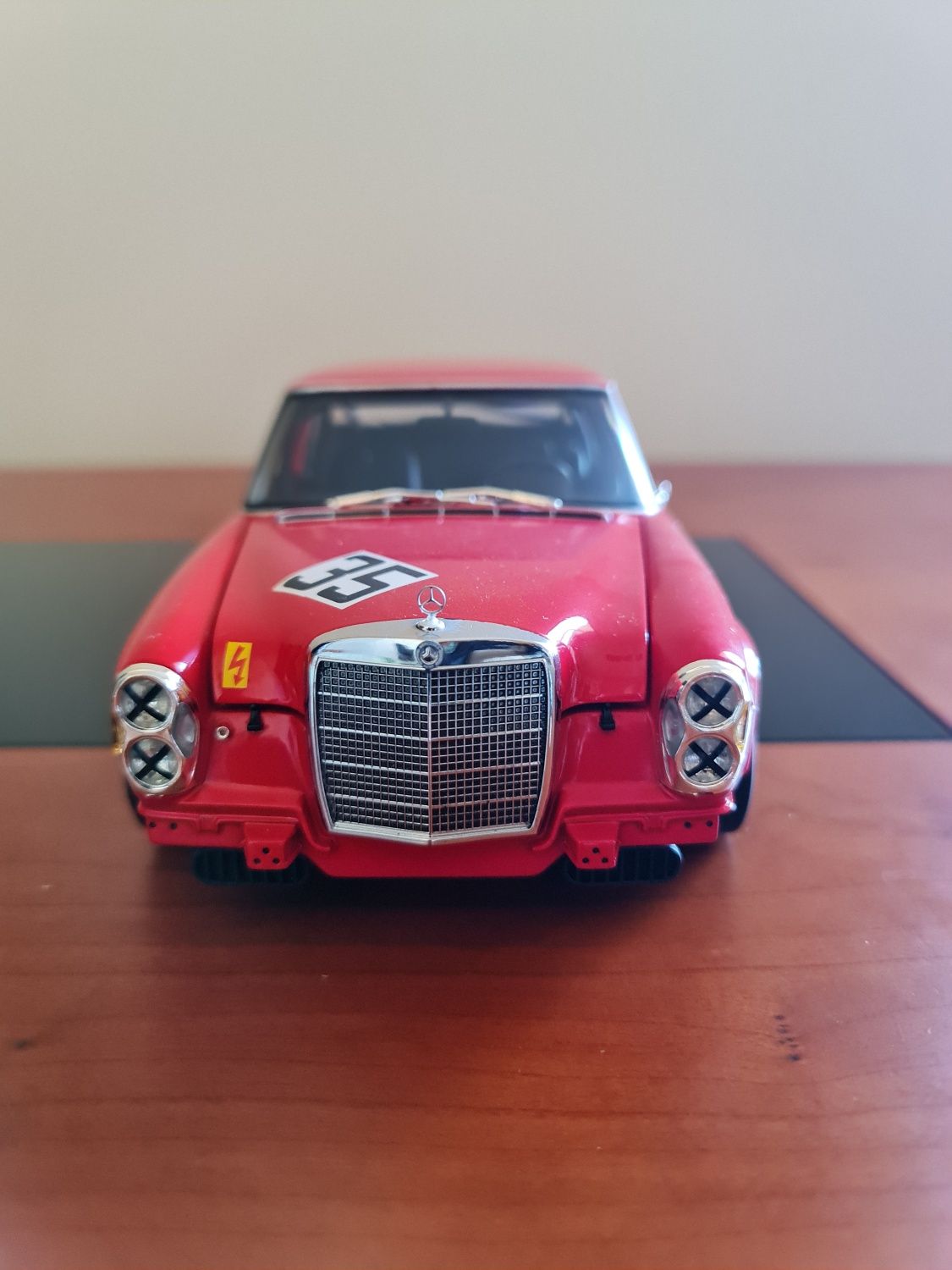 Miniatura Mercedes 1:18