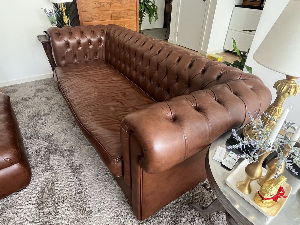 Sofá 3 lugares Chesterfield em pele natural + banqueta
