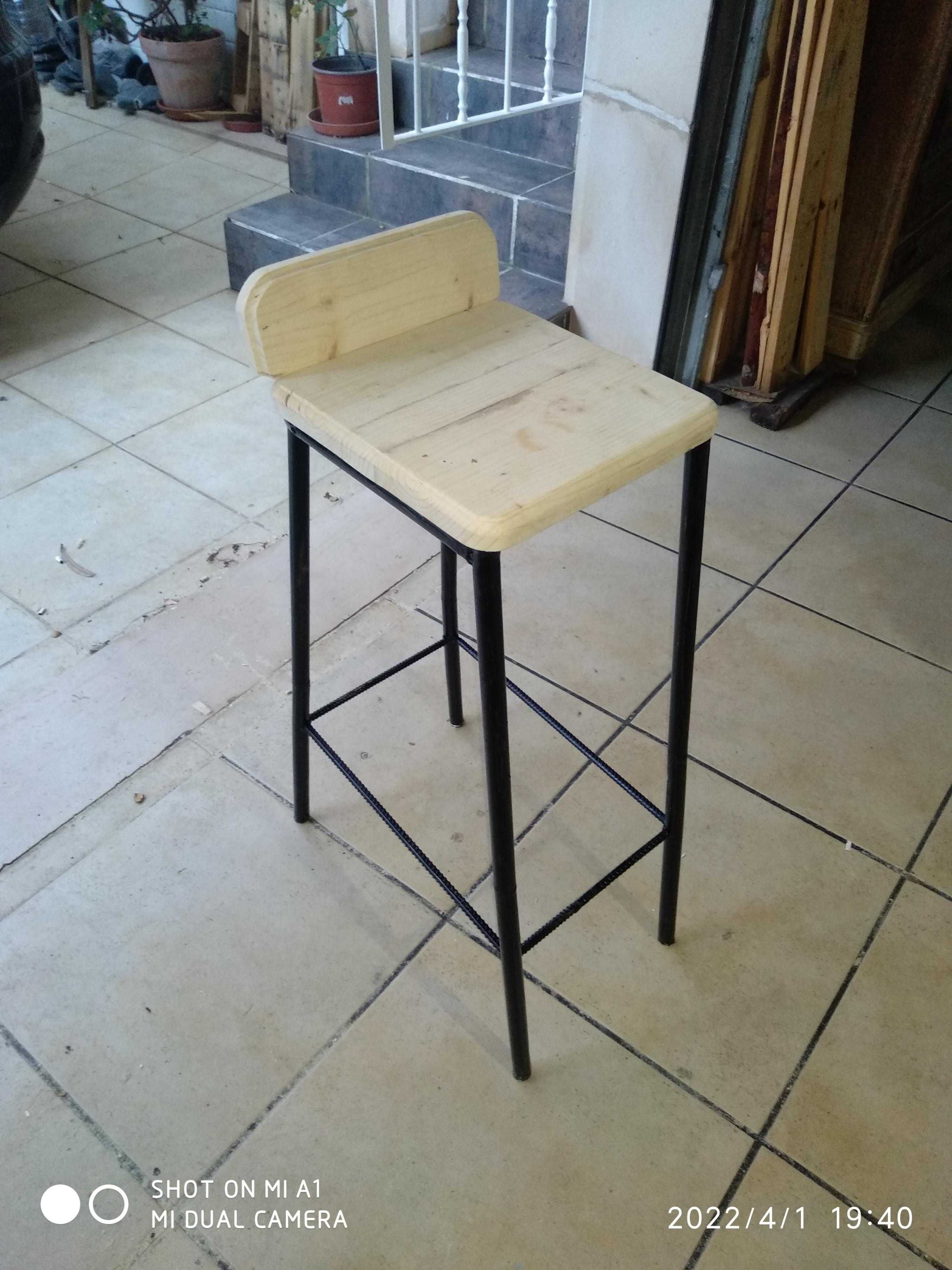 cadeira  em madeira e ferro