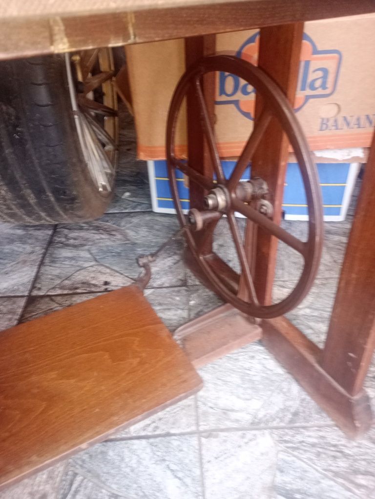 Stół do maszyny do szycia stary