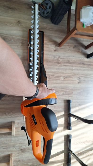Nożyce do żywopłotu NEO TOOLS 04-627 elektryczne