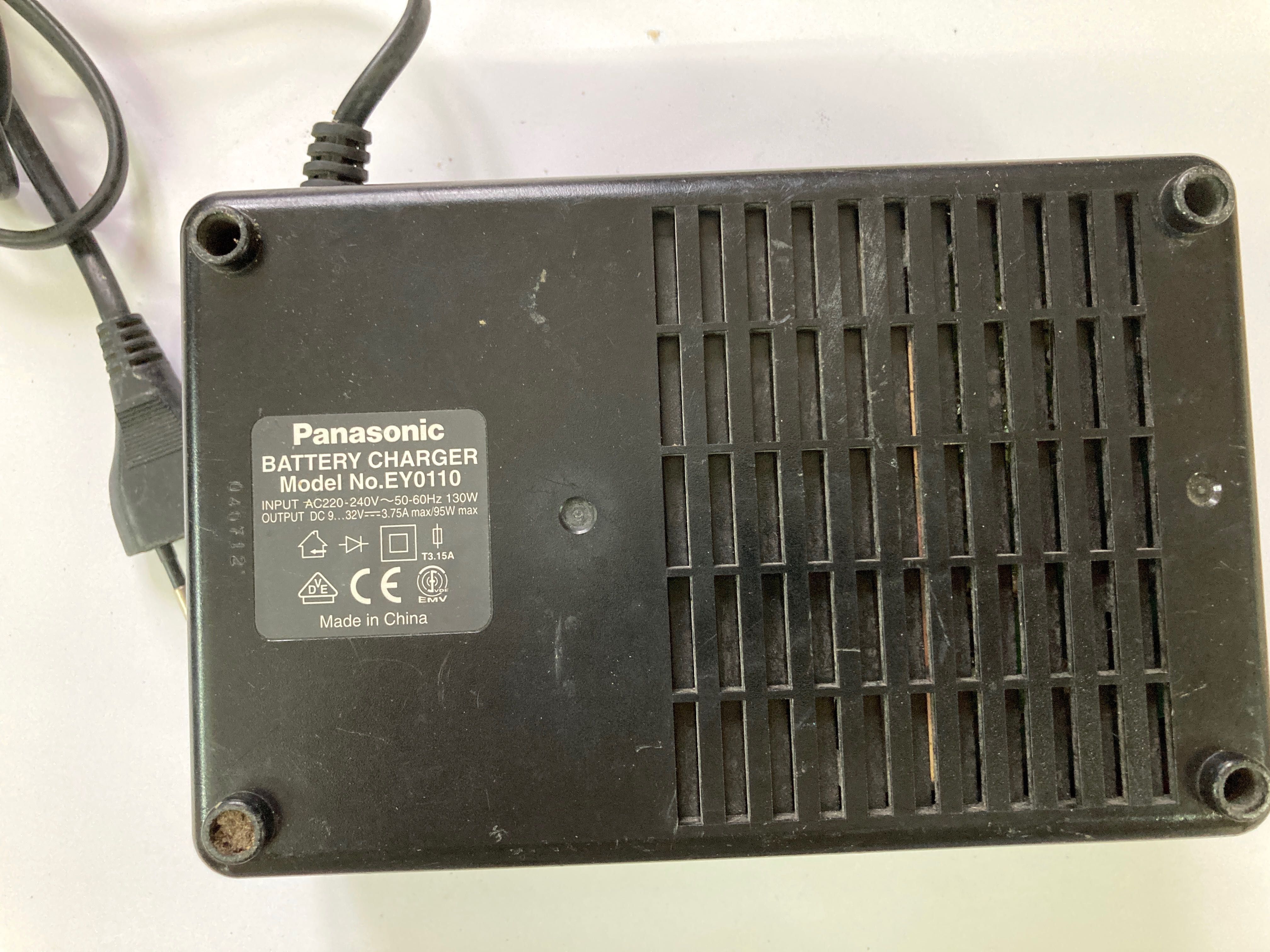 Ładowarka uniwersalna do elektronarzędzi Panasonic EY0110 9 - 32V DC