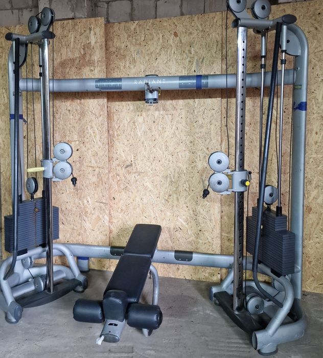 Brama do ćwiczeń regulowana  technogym Radiant duże stosy