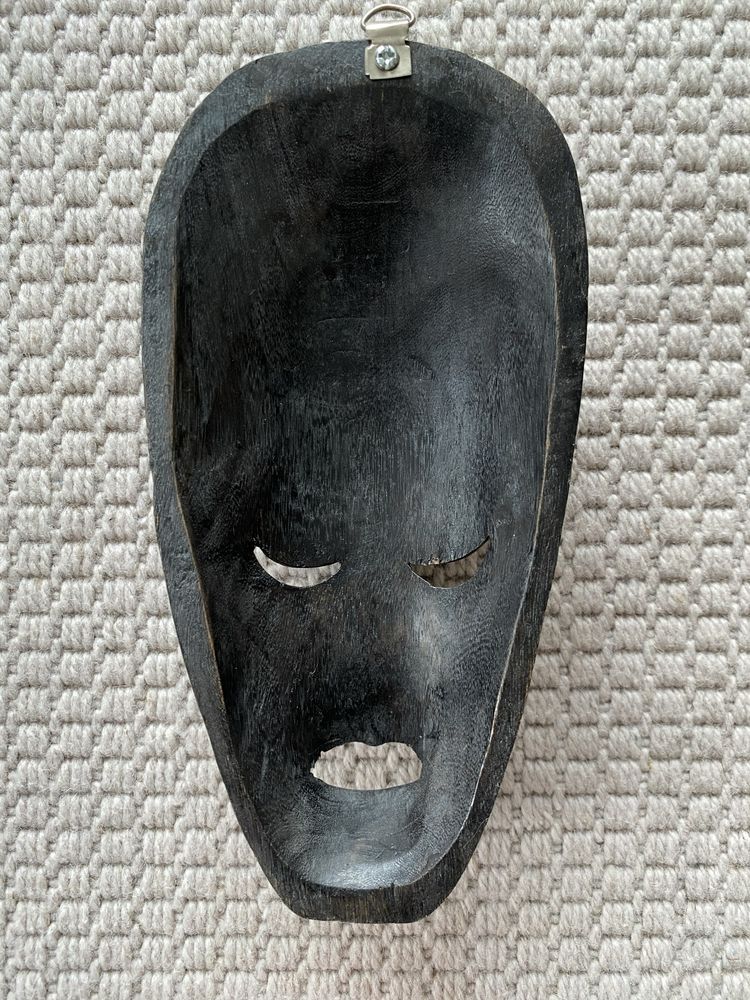 Африканська маска з дерева
