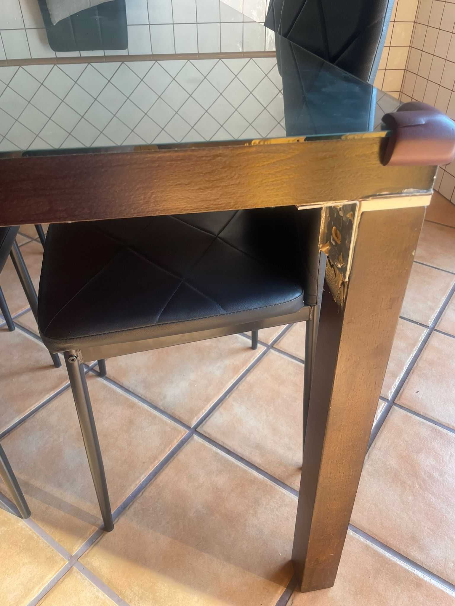 Mesa cozinha usada e 4 cadeiras novas