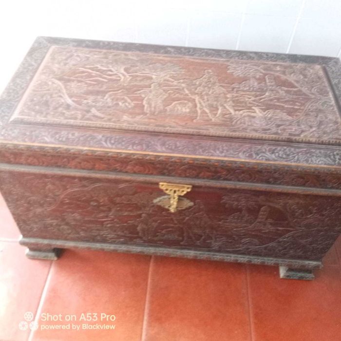 Arca em madeira trabalhada