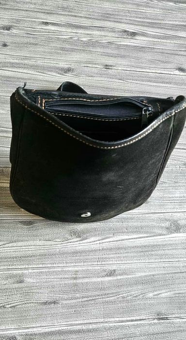 Piękna skórzana torebka boho duża listonoszka zamszowa czarna na ramię