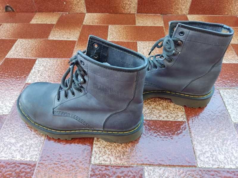 Botas azuis. Dr Martinez