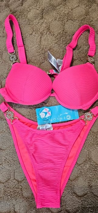 Яскравий новий купальник