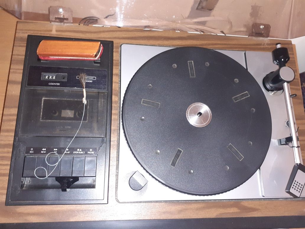 Giradiscos, leitor de cassetes e rádio