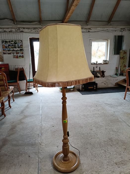 Lampa stojąca dębowa