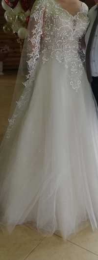 Весільна сукня в чудовому стані в продажу з колом для об'єму