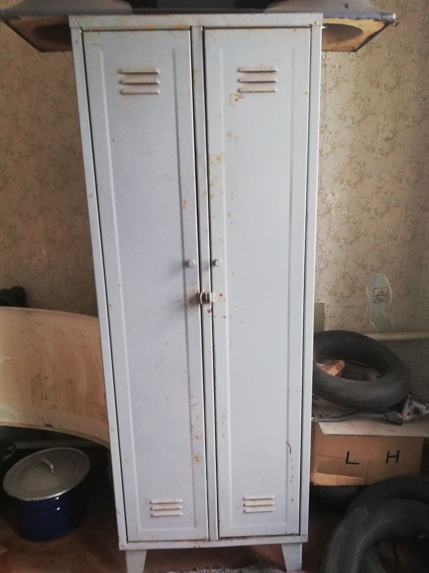 Шкаф металлический двух дверный для спец одежды и не только