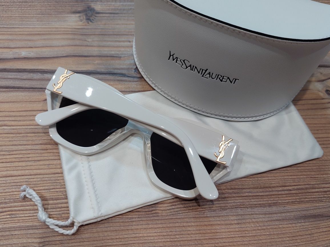 Белые женские очки геометрической формы  SL M15 003  от Saint Laurent!