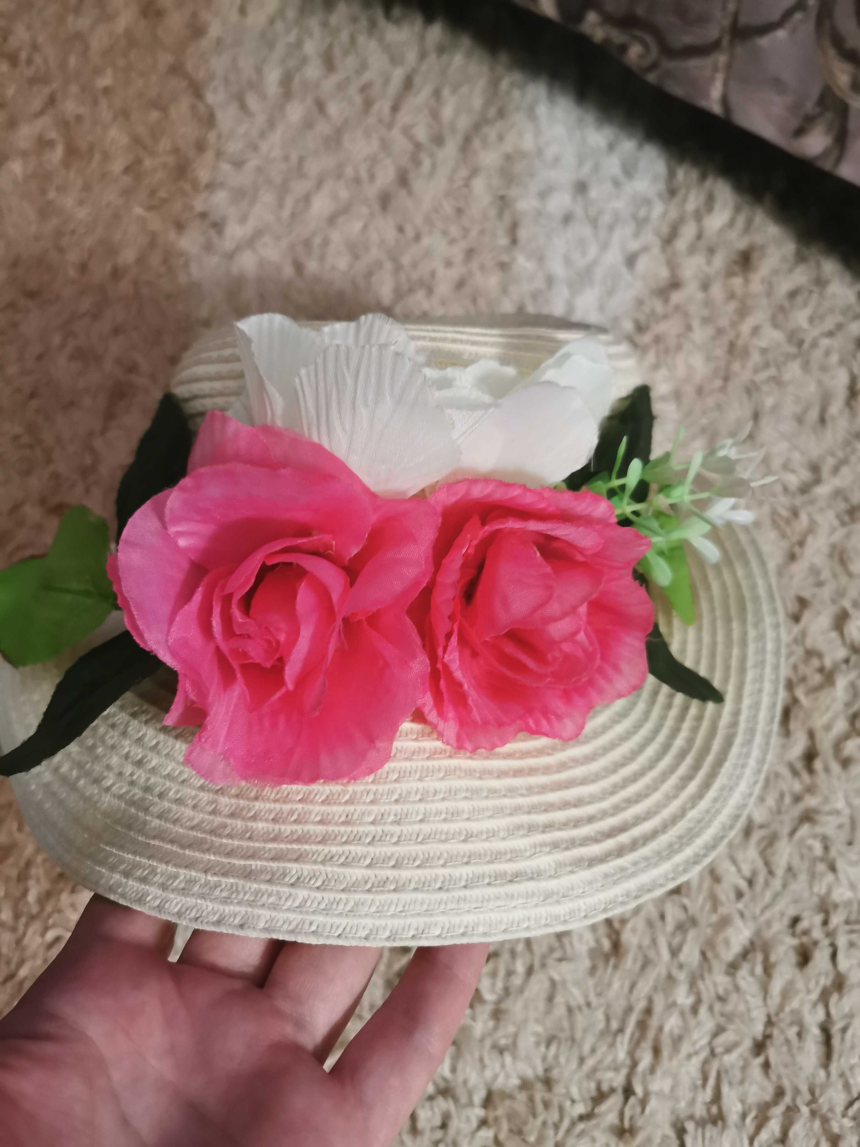 Нарядная шляпка с цветами