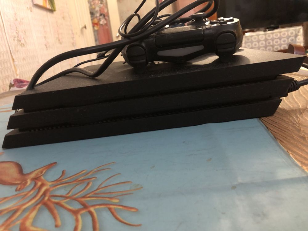 Продам Ps4 Pro. Все работает.