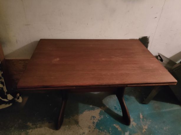 Stół drewniany krzesła drewniane.