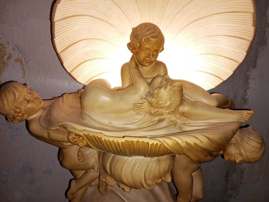 Estatueta antiga em resina com anjos e luz