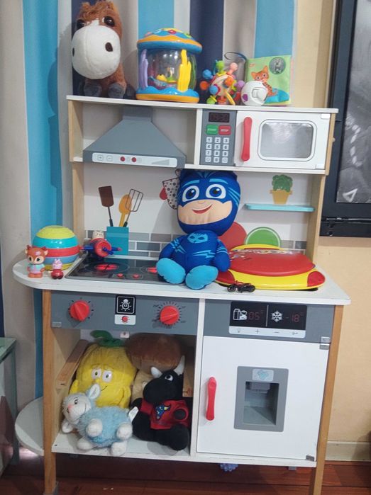 Lote de brinquedos e cozinha de brincar