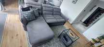 Szara sofa z możliwością spania