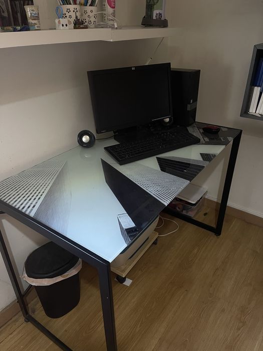 ⸻  Mesa de Secretária em Vidro Temperado com Estrutura Metálica