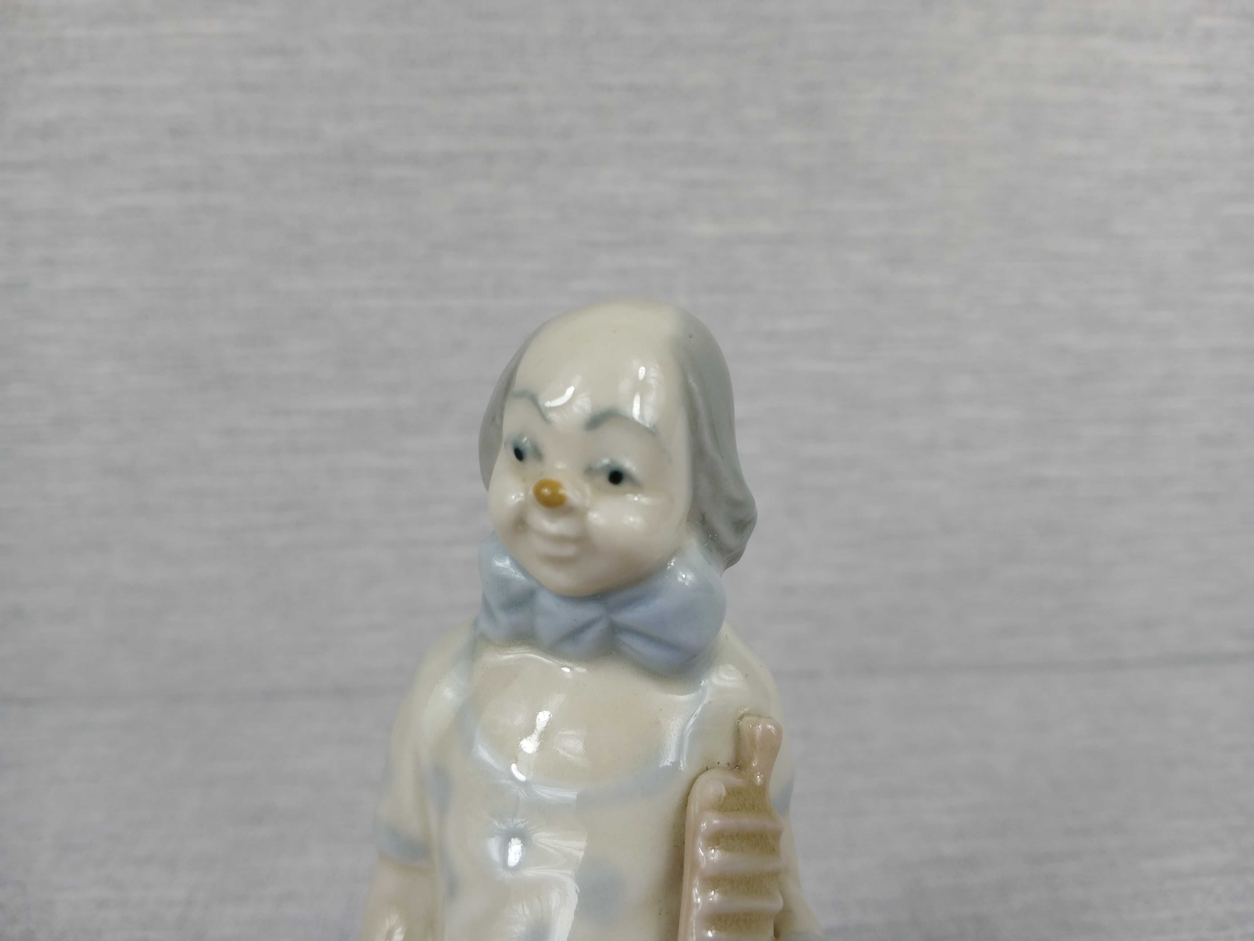 Porcelanowa figura cyrkowego klauna z trąbką Retro Vintage klaun