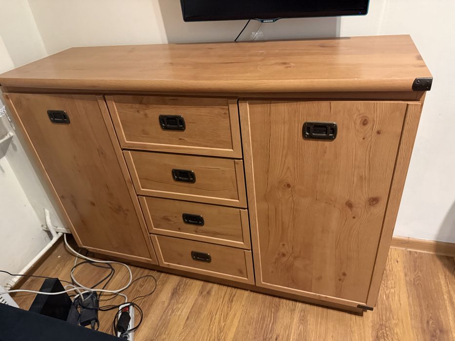 Komoda z metalowymi  okuciami bardzo ladna